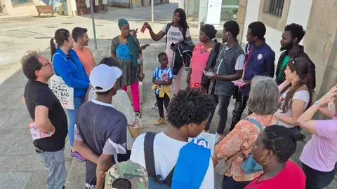 MIgrantes de Carballo visitando o Rexenera Fest e aprendendo galego