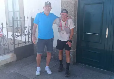 Dani Bembibre no Faro Fisterra tras completar o Camiño dos Faros