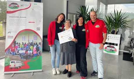 A Asociación Operación Pangono Pangono entregando a Maria Tersa Andrade en Motorhome carballo