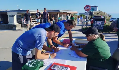 Plataforma Vendaval colleitando sinaturas para a Runa en Fisterra