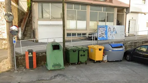 Contedores de lixo en Corcubion