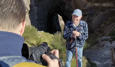 Pepe do Fieiro na Cova da Xoana participando no proxecto Espazos da Memoria