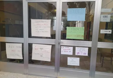 Carteis no CEIP O Pindo contra os recorte