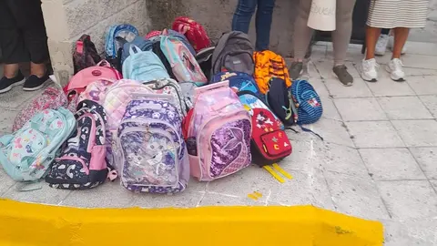 Mochilas baleiras do CEIP O Pindo