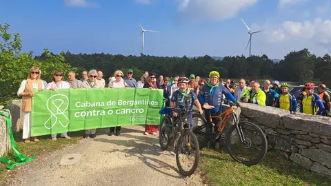 Jesus e Alberto no Faro de Brantuas xunto coa AECC