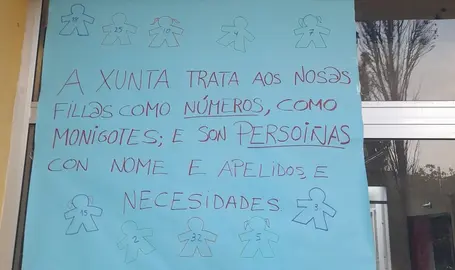 Pancarta no CEIP O Pindo-Os nenos non somos numeros