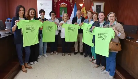 foto Xunta Local AECC de Cee coas camisetas