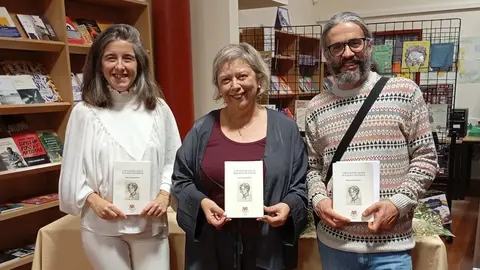 Marina Gomez en Corcubion escoltada por Elvira Santiago e Fernando Paredes