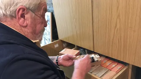 Chete Pose custodiando o Museo de Ramon Caamaño en 2018