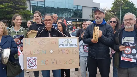 Familias de Brens o pasado venres na concentracion contra os recortes de Cee
