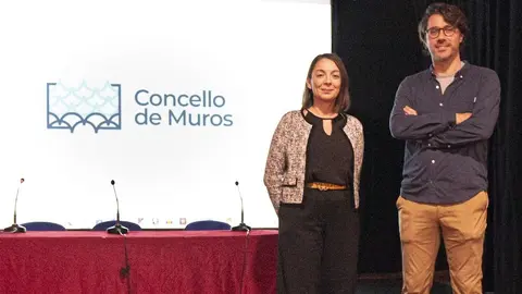 Maria Lago e Xaime Beiro coa nova nova imaxe do Concello de Muros