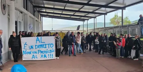 Concentracion contra os recorts en Laxe