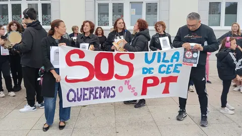 Imaxe da concentracio das familias de Cee contra os recortes-Foto-ANPA vila de Cee