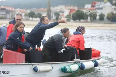 20241015 conselleiro entrega de semente Corcubión 2