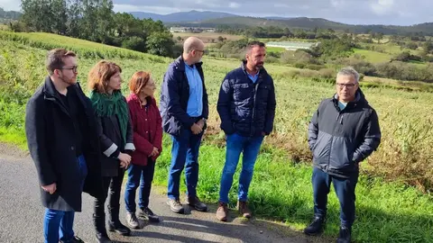Visita a Mazaricos pola perda de millo polo furacan Kirk 2