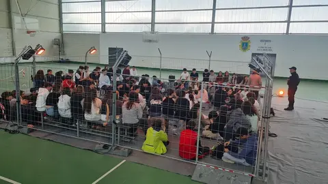 Via Morta Pallasos en Rebeldia Obra teatro Fondo Galego no IES Agra de Leborís Refuxiados