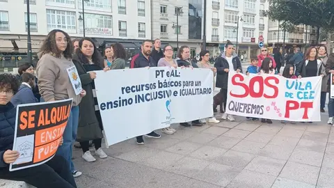 Imaxe dunha das concentracions do CEIP Vila de Cee por un PT e un AL-Foto-ANPA