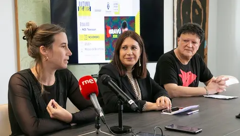 Ana Viqueira Natividad Gonzalez e Xurxo Souto presentando o documental Bravu