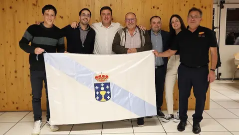 presidente Deputación A Coruña, presidente y miembros directiva y sociedad del centro español de Lyss y el alcalde de Santa Comba.JPG 2