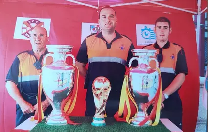 Alfredo Mato "Arranchado" o da esquerda xunto co neto á dereita e Iván Muíño, presidente da agrupación de Protección Civil de Malpica no medio.