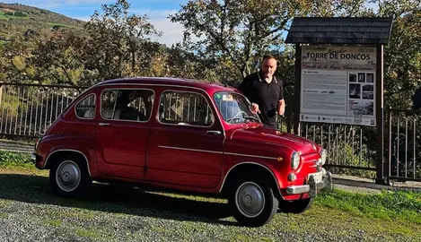 Eloi Farina a bordo do seu Seat 800 por Doncos