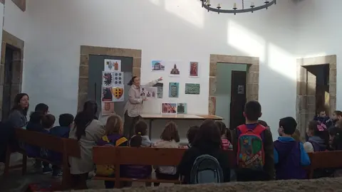 Escolares de Corcubion conecendo a vila Carcere Vello