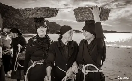 Mulleres do Ezaro en clave de seculo XX-Foto-Juan Louro