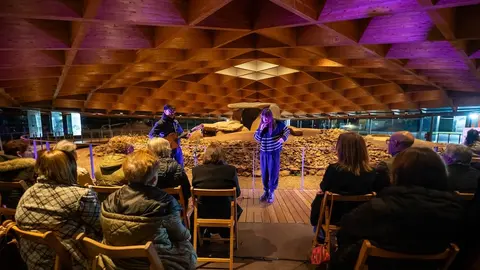 Guadi Galego no Dolmen de Dombate polo 25N