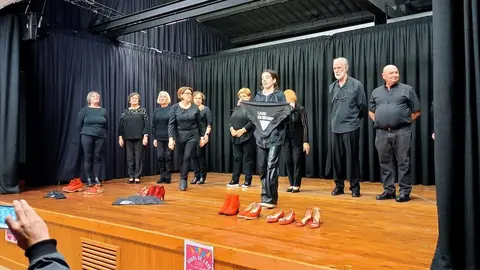 Avoas de Laxe celebrando o 25N no IES de Baio