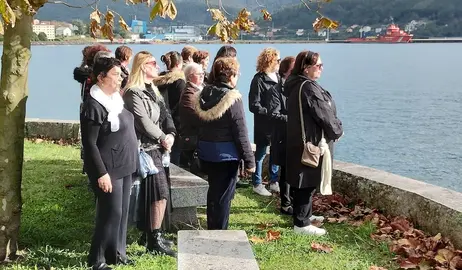 25n Mulleres cantando ao mar de Corcubion no 25N