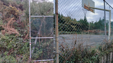 Estado da pista de Lires de total abandono