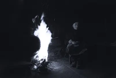 Sra Serafina do Roquiño, sentada al lado de la Lareira, con la Cunca del caldo, al lado del fuego el pote de hierro fundido que servia para tener agua caliente para los humanos y animales