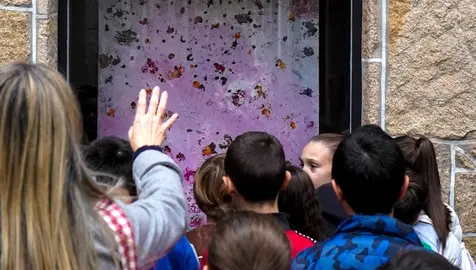 Muros Consciente-exposición en locais baleiros que foi visitada por alumnos dos colexios de Muros 