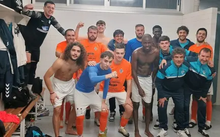 O Camarinas FC no vestiario do Cubaleiro