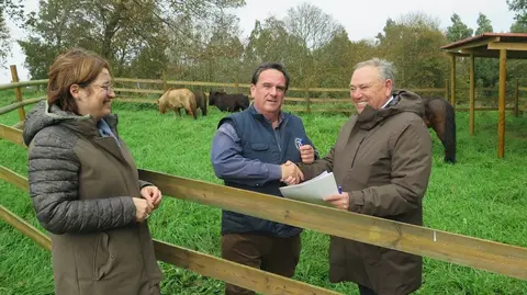 Alcalde da Laracha con Xacobo Pérez cos equidpos do Castro de Montes Claros
