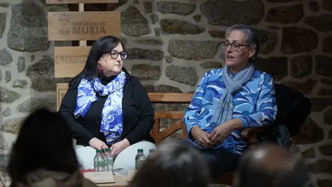 Viki Rivadulla e Nieves Lema no Faladoiro Cultural Comarea en Muxia-Foto-Diego F Otero