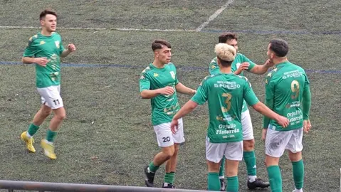 Xogadores do SD Fisterra celebrando gol en Tordoia