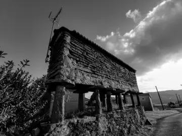 Cabeceira o horreo, construccion de piedra con ventilacion para guardar el grano y los alimentos. los pies representan la imagen del champiñon y tenian por funcion cortar el accesso a las ratas. Las piedras estaban colocadas de manera que quedaran espacios de ventilacion para el pasaje del aire.