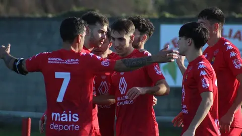 O Muxia celebrando un gol ao Agolada- Foto-Marina Busto