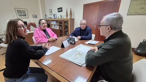 alcalde, Evencio Ferrero, e do párroco carballés, José García Gondar, que subscribiron o acordo, tamén asistiron ao acto a concelleira de Servizos Sociais, Igualdade e Sanidade, Maica Ures, e a educadora social de Cáritas, Mayte Prieto Martín.