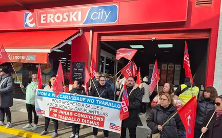 Concentracion de CCOO as portas do Eroski Ponteceso