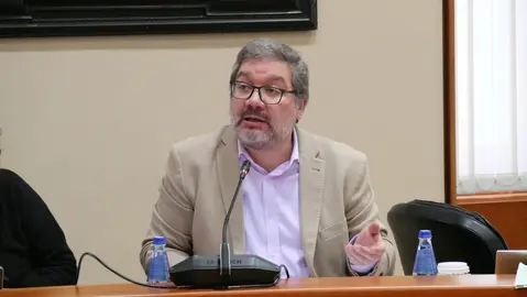 Oscar Insua na Comision do Parlamento