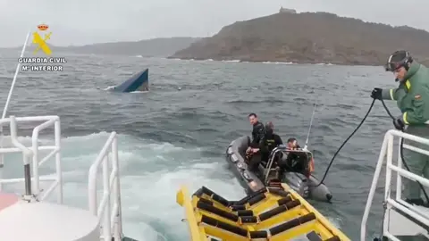 Imaxe do intento de remolque da Garda Civil no narcosubmarino