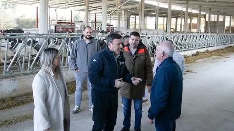 Deputacion nunha granxa de Mazaricos