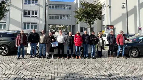 Taxistas en folga en Cee pola subida dos seguros