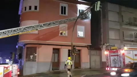 Bombeiros entrando nun domicio de Carballo