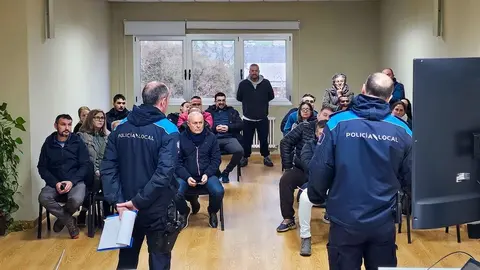 Vimianzo -Policia Loca informando