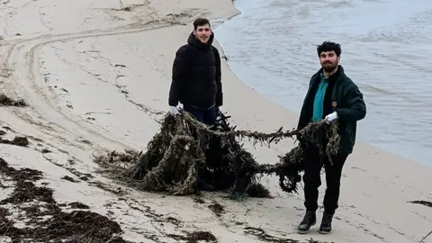 Voluntarios de mar de Fabula limpando a praia dos Muinos tarugoton