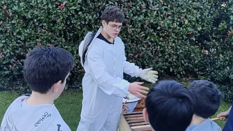 XAvier Pardo aprendendolles apicultura no CICAPIS do EFA FONteboa