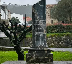 Memorial aos maquitnitas do Ariete en Corcubion